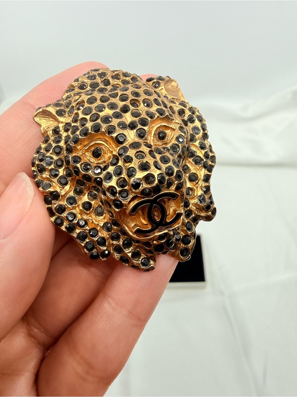 Chanel Vintage 2001 Leopard Head Black Crystals Logo CC Gold Brooch - Picture 7 of 10